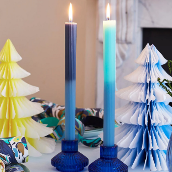 Preview: Zweifarbige Dinnerkerze von Talking Tables auf Tisch